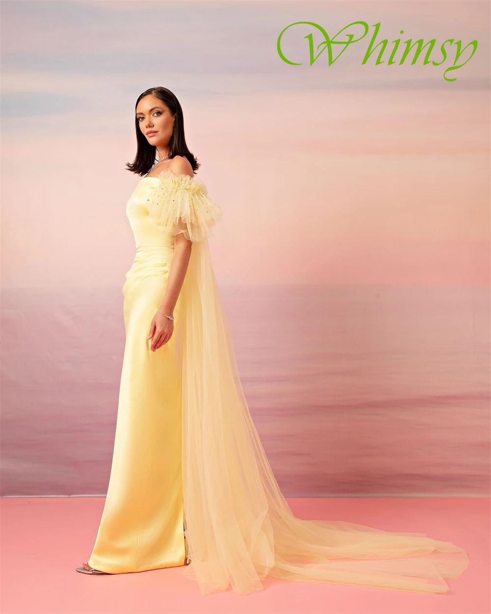 فستان سهرة رائع مخصص من الساتان سويب تراين رقيق برقبة قارب فساتين لحضور الحفلات الموسيقية بدون أكمام فساتين مناسبة خاصة