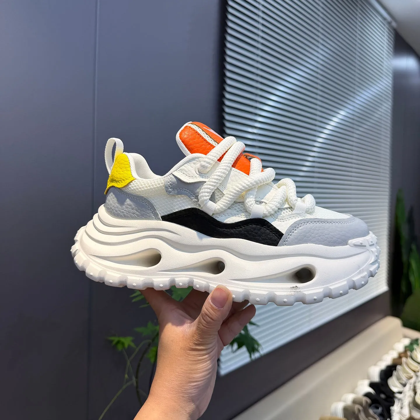 Herren-Sneaker mit dicker Sohle und perforiertem Design, mit dicken Seilschnürsen, Obermaterial aus Mesh-Gewebe und genarbter Textur für Atmungsaktivität und Komfort, dicke Sohle zur Erhöhung der Körpergröße, rutschfestes und verschleißfestes Design mit grobem Zahnmustermuster, trendiger Street-Style, geeignet für verschiedene Alltagstouren, Einkäufe und andere Anlässe. – Detail 9