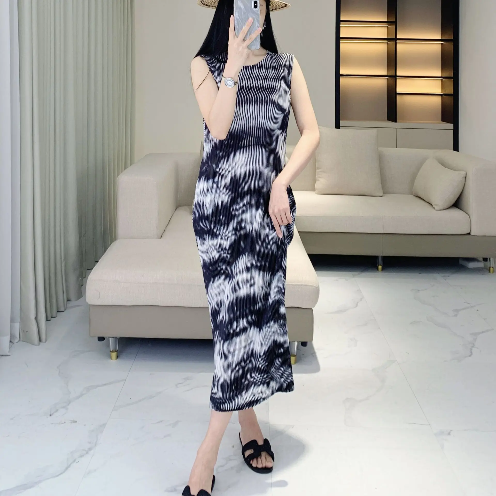 فستان مياكي بنمط مموج مطوي لصيف 2025 فستان داخلي جديد بدون أكمام بمزاج لطيف