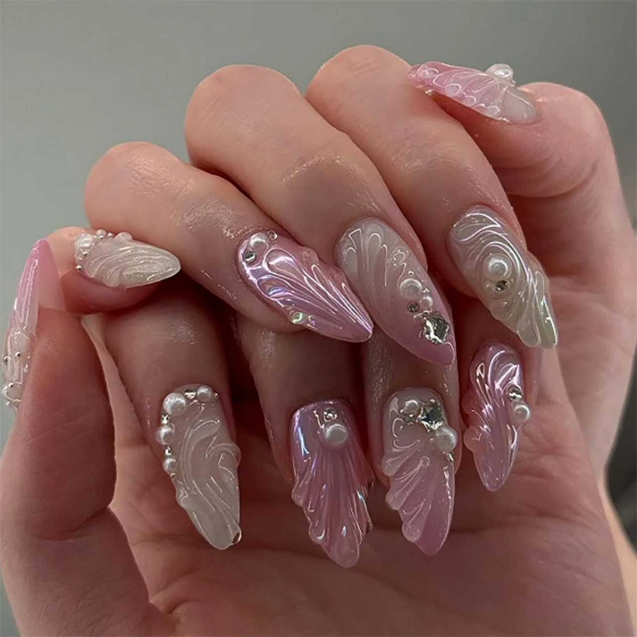 24pcs Gradient Pink False Nails Press on 3D Seashell Design Short Almond Fake Nails with Pearl Full Cover Manicure Tips Finished