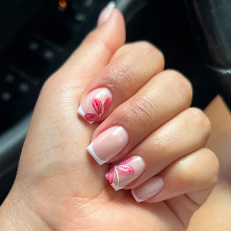 24 piezas uñas postizas en forma ataúd, longitud media, con puntas francesas blancas, impresas con flores rosas y blancas, para primavera/verano, manicura DIY 4