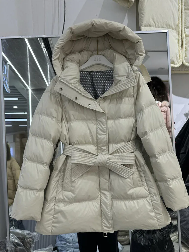 Piumino invernale di fascia alta da donna 2024 Nuovo piumino d'anatra bianco spesso disegnato con cappuccio con cintura