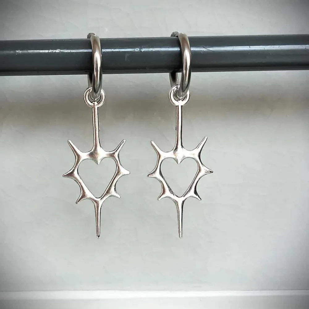 Gothic Punk Sliver Color Hollow Out Spiky Heart-shaped Pendant Hoop Earrings for Men Women Hip-hop Trend Dangle Earrings Jewelry