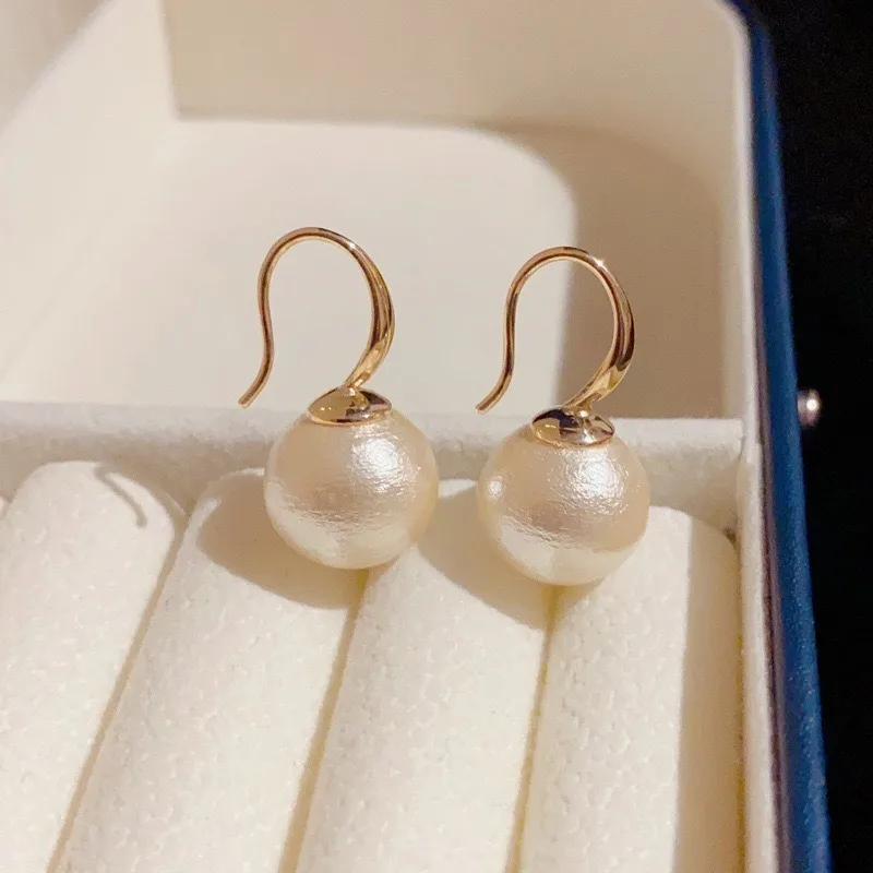 

Cream Xinjiang Cotton Pearl Ear Hook French Temperament Celebrity Champagne Pearl Ear Hook Internet Celebrity Earrings