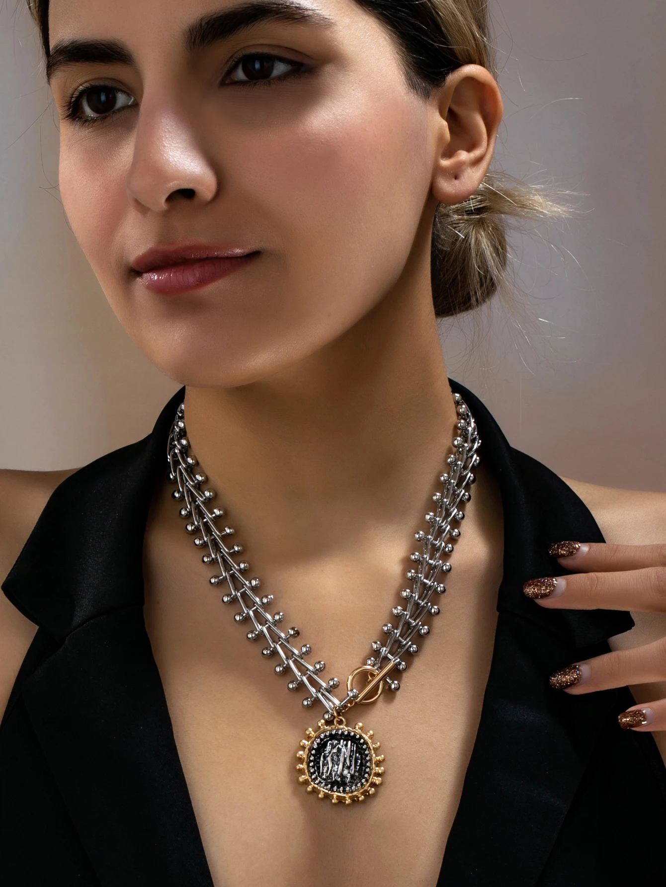 A Punk Retro-Style Metal Pendant Necklace for Women, Featuring a Silver Multi-Layered Metal Bead Chain with a Front Clasp Design, a Niche Design Accessory Suitable for Street Wear and Parties