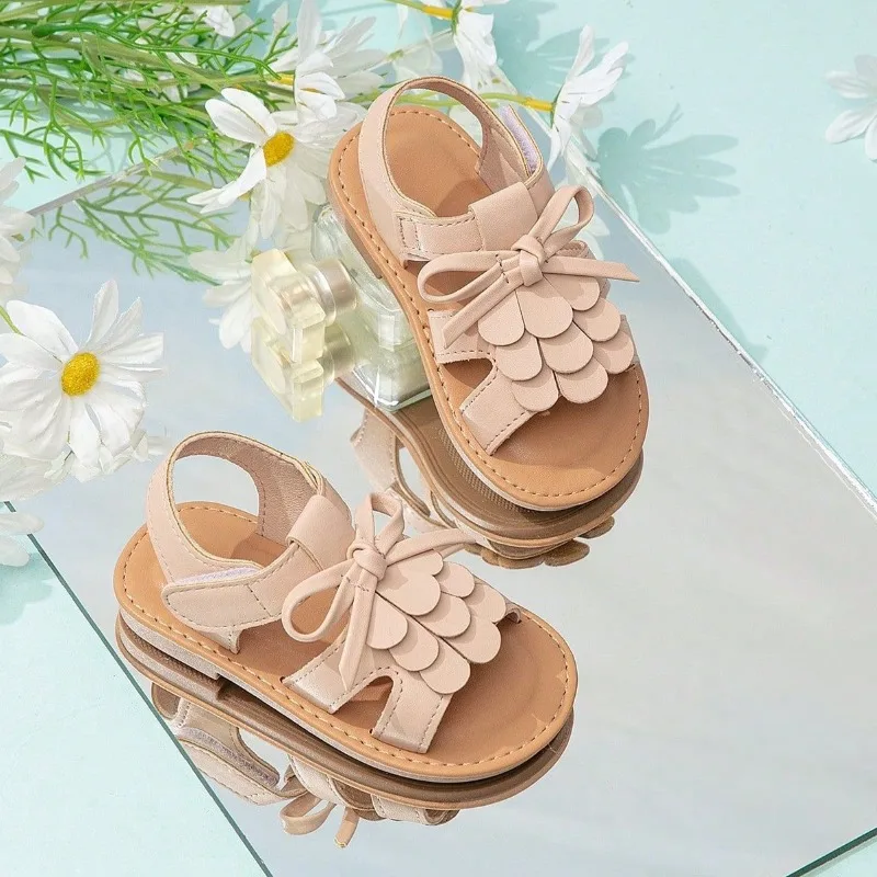 

Детские летние сандалии «Принцесса» 2026: Новая корейская коллекция, модные плоские туфли для девочек, нескользящие, удобные, для путешествий и повседневной носки.