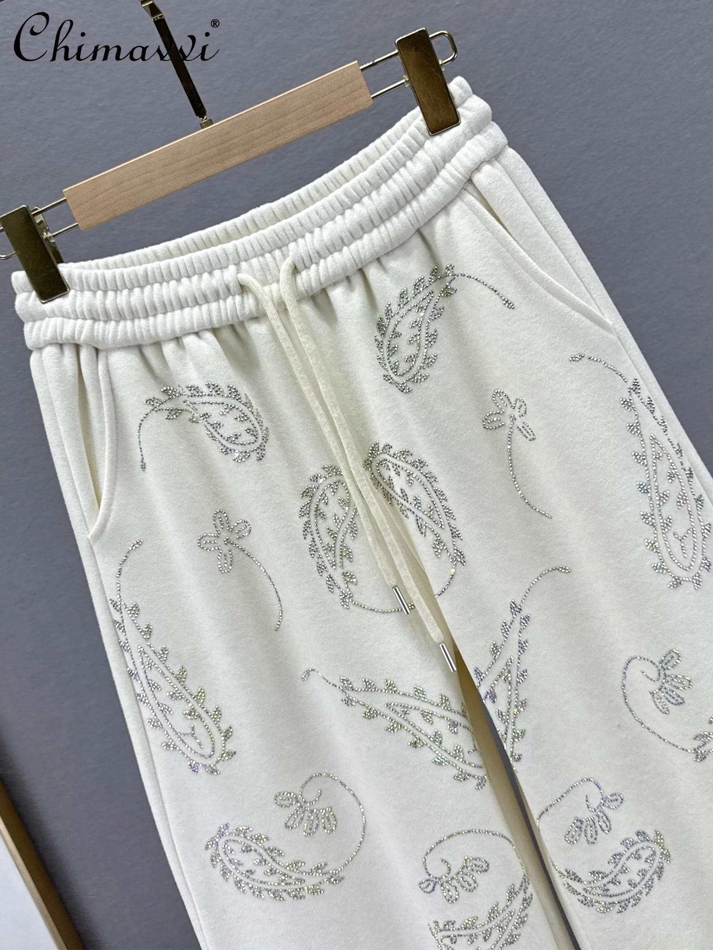 Pantaloni sportivi foderati in pile moda per le donne Inverno Nuovo cravatta in vita a vita alta Pantaloni larghi a gamba larga con strass pesanti e vestibilità slim