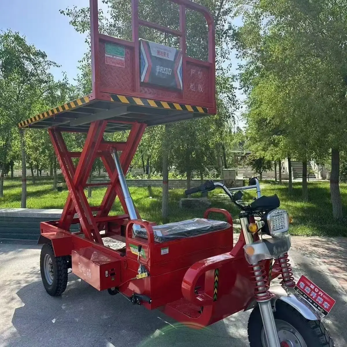 Triciclo eléctrico, camión elevador eléctrico, plataforma elevadora, plataforma de trabajo aérea, capacidad de elevación de 1000 kg, altura de 2 m