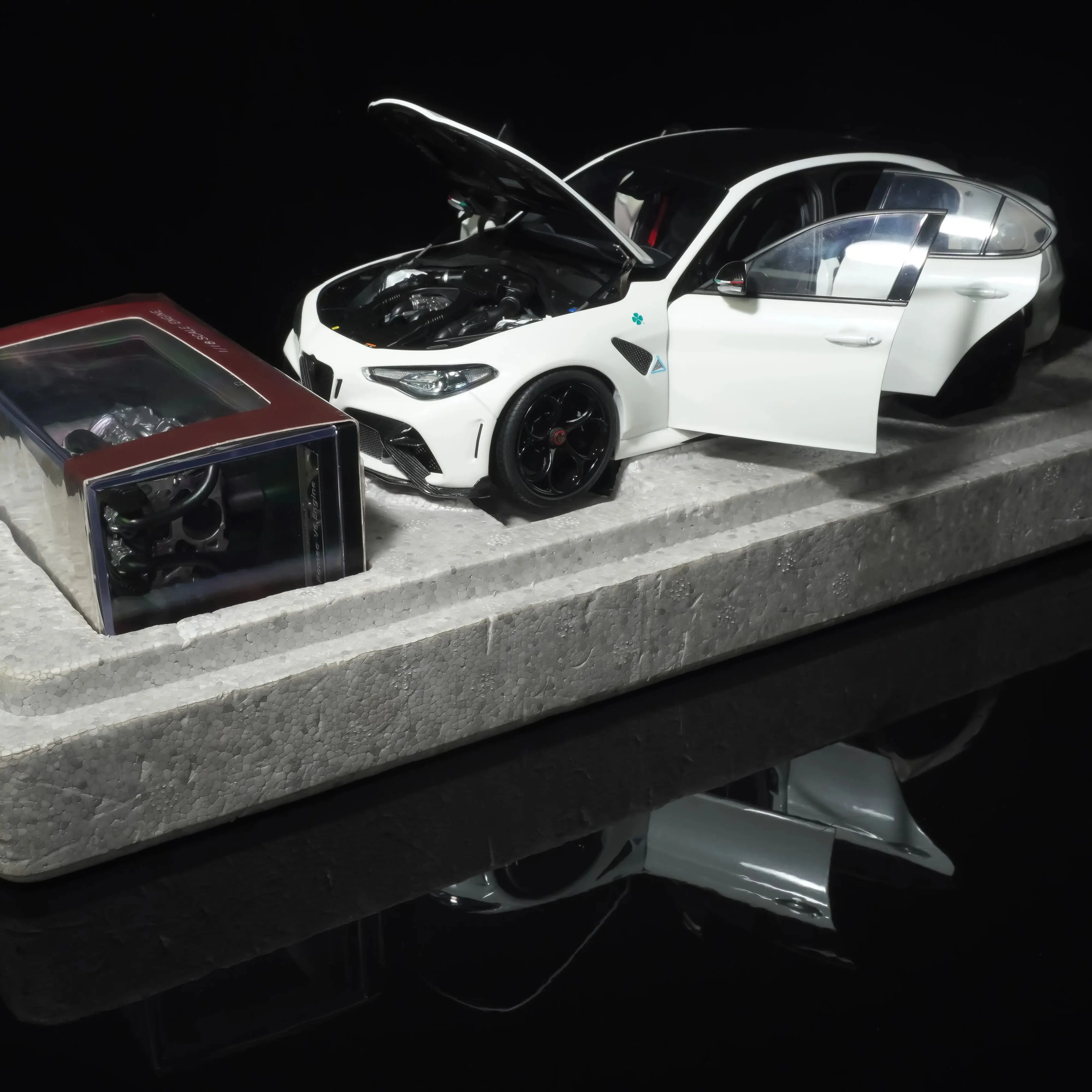 

MOTORHELIX 1/18 Alfa Romeo Giulia GTA Sports car metal car model static display pieces holiday gift collection