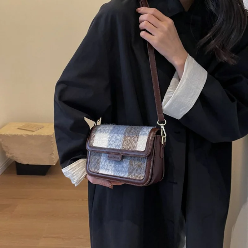 

Stylish Women's Begonia-Patterned Leather Tote Bag With Plushy Lightweight Soft Elegant Estonia Casual Daily Look