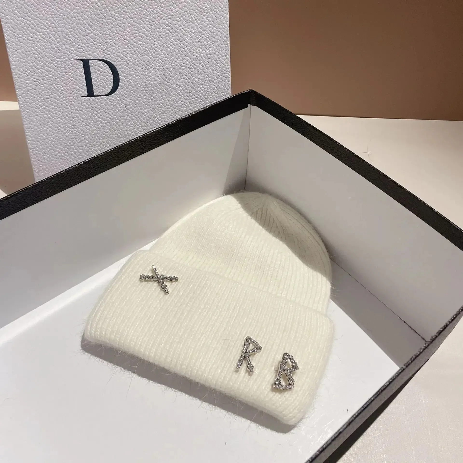 Neue Echte Modische Kaninchenhaar-Diamant-Buchstaben-Mütze, Warme Strickmütze für Damen, Designer-Freizeitmütze, Skimütze – Detail 15