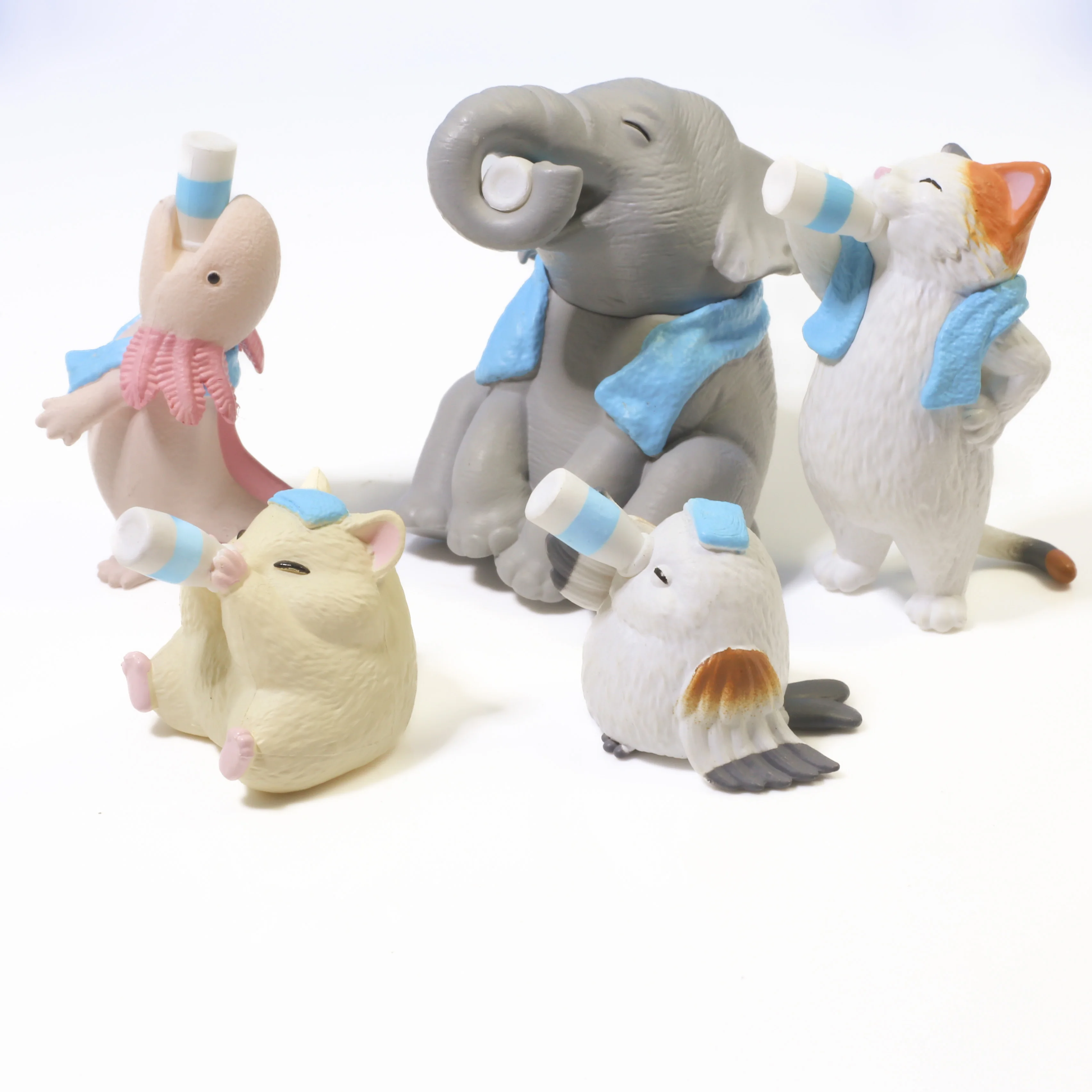 Juguetes de cápsula grita refrescados cuando beber leche después del baño de la ducha gato gatito elefante título de cola larga hámster Axolotl figuras de coche