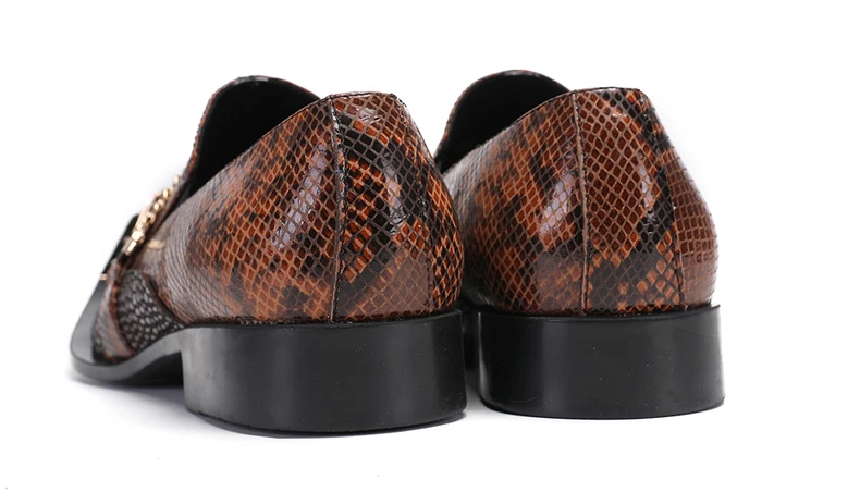 Herrenschuhe aus echtem Rindsleder mit Pythonmuster und Nadelverzierung für formelle Anlässe im Herbst, Modellausstellungen und geschäftliche Gelegenheiten. – Detail 9