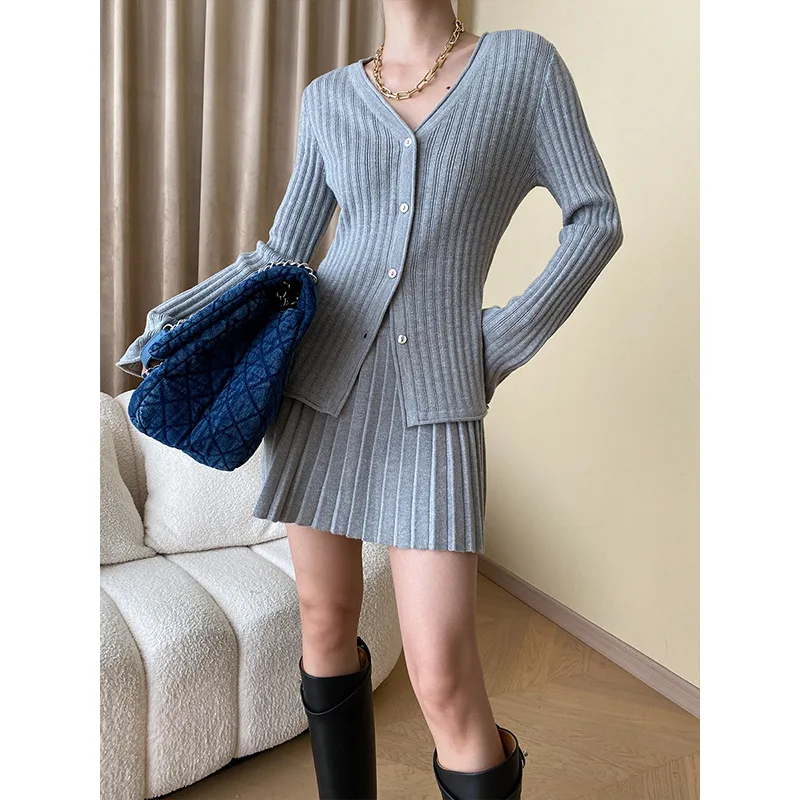 

Women's Skirt Set Fashion Senior Slim V-neck Single-breasted Long-sleeved Knitted Cardigan Mini Pleated Skirt 2pcs Matching Set