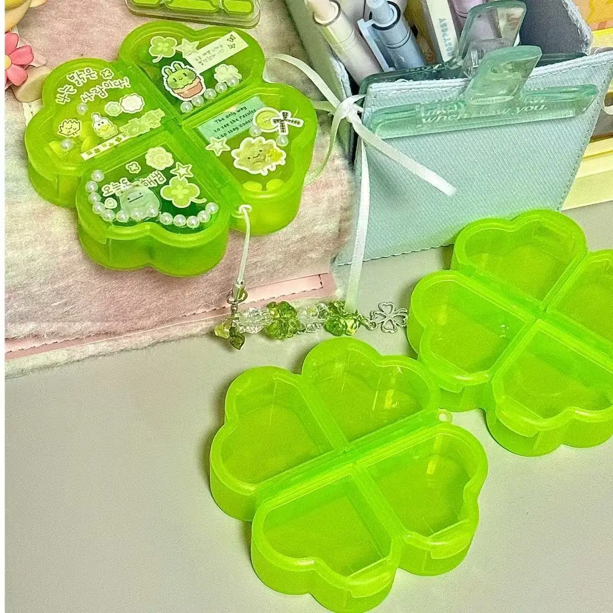 Caja de almacenamiento de trébol de cuatro hojas de la suerte, accesorios Retro, Material manual, Mini caja de almacenamiento para el hogar, caja de medicina de cuatro marcos, bonita suerte 2025