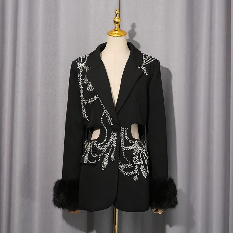 HKSH Primavera Autunno Giacca da donna nuova Heavy Craft con borchie Diamanti Scava fuori la vita Bottone singolo Polsini in pelliccia Cappotti di lusso HK14826