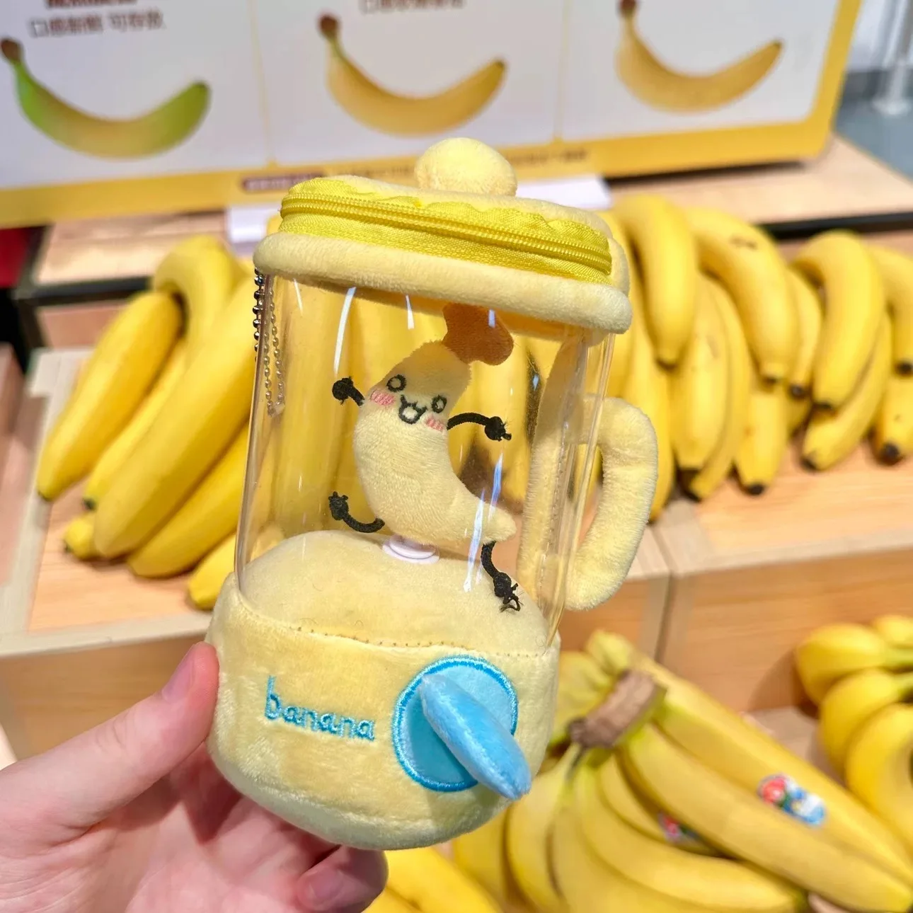 Leuke pluche fruitpers die speelgoedpop festivalcadeau trekken en decomprimeren