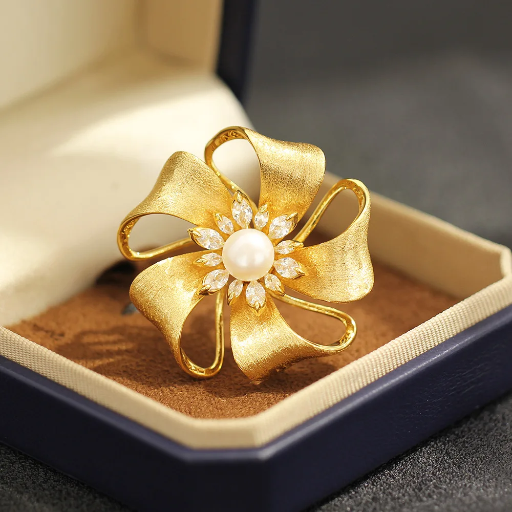 Chinese Style Lucky Blessing Gold Brushed Flower Brooch Elegant Natural Freshwater Pearl Floral Lapel Pin For Women Wedding Banq
