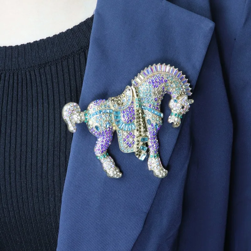 Vintage Medieval Heavy Industry Colored Crystal Horse Brooch Necklace Set Designer Luxury Pearl Chain Can Be Paired with Brooch