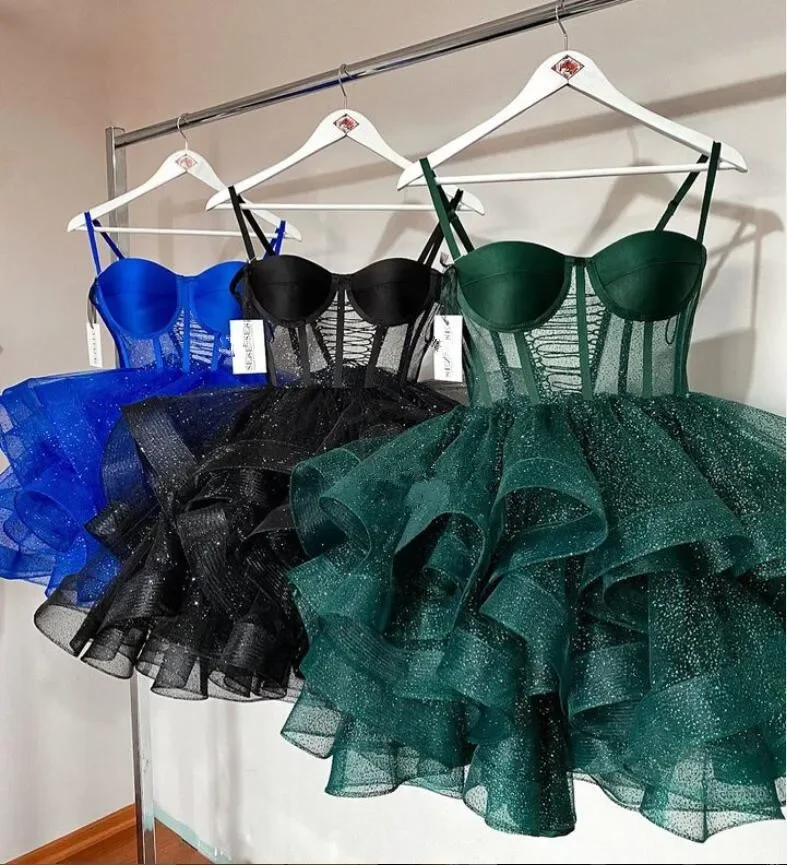 Affascinanti abiti da Cocktail corti da ballo verde smeraldo 2024 Little Black Dress Spaghetti Straps Ruffles Mini abiti da sera per occasioni