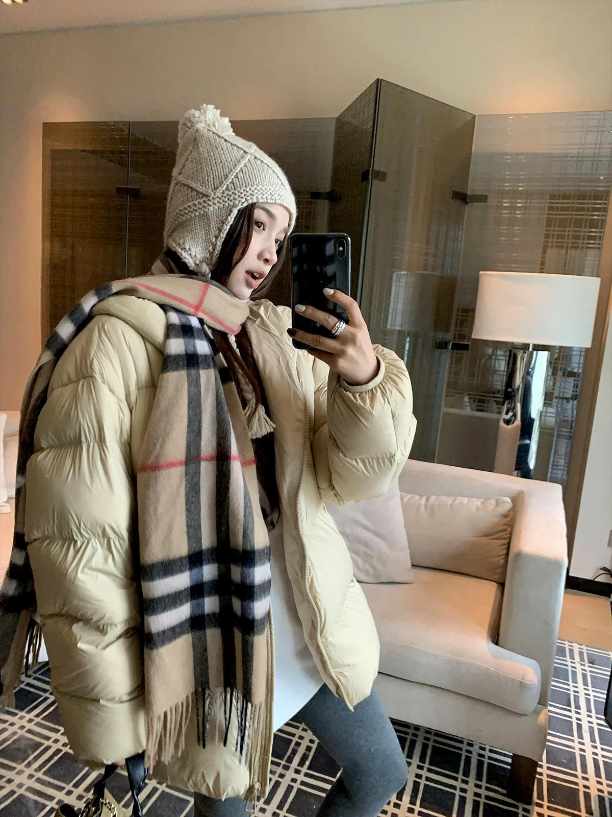 

Женская теплая удлиненная куртка-пуховик с капюшоном, однотонная, на молнии, средней длины, чистый стиль, утепленная, с защитой от УФ-излучения