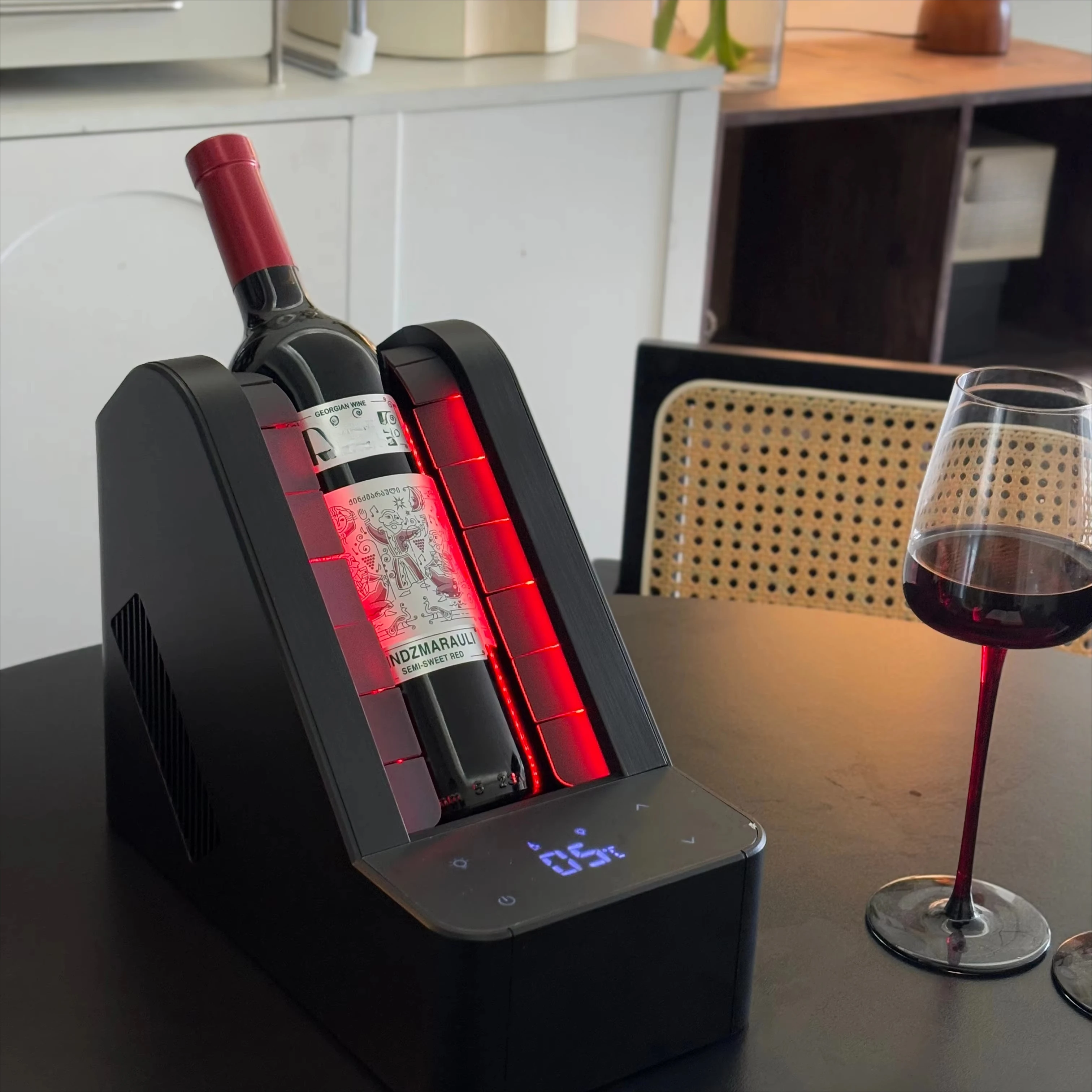 

Wine Cooler, Wine and Some Champagne Bottles, Single Bottle Wine Cooler Keep Cold up to 24h, Battery
