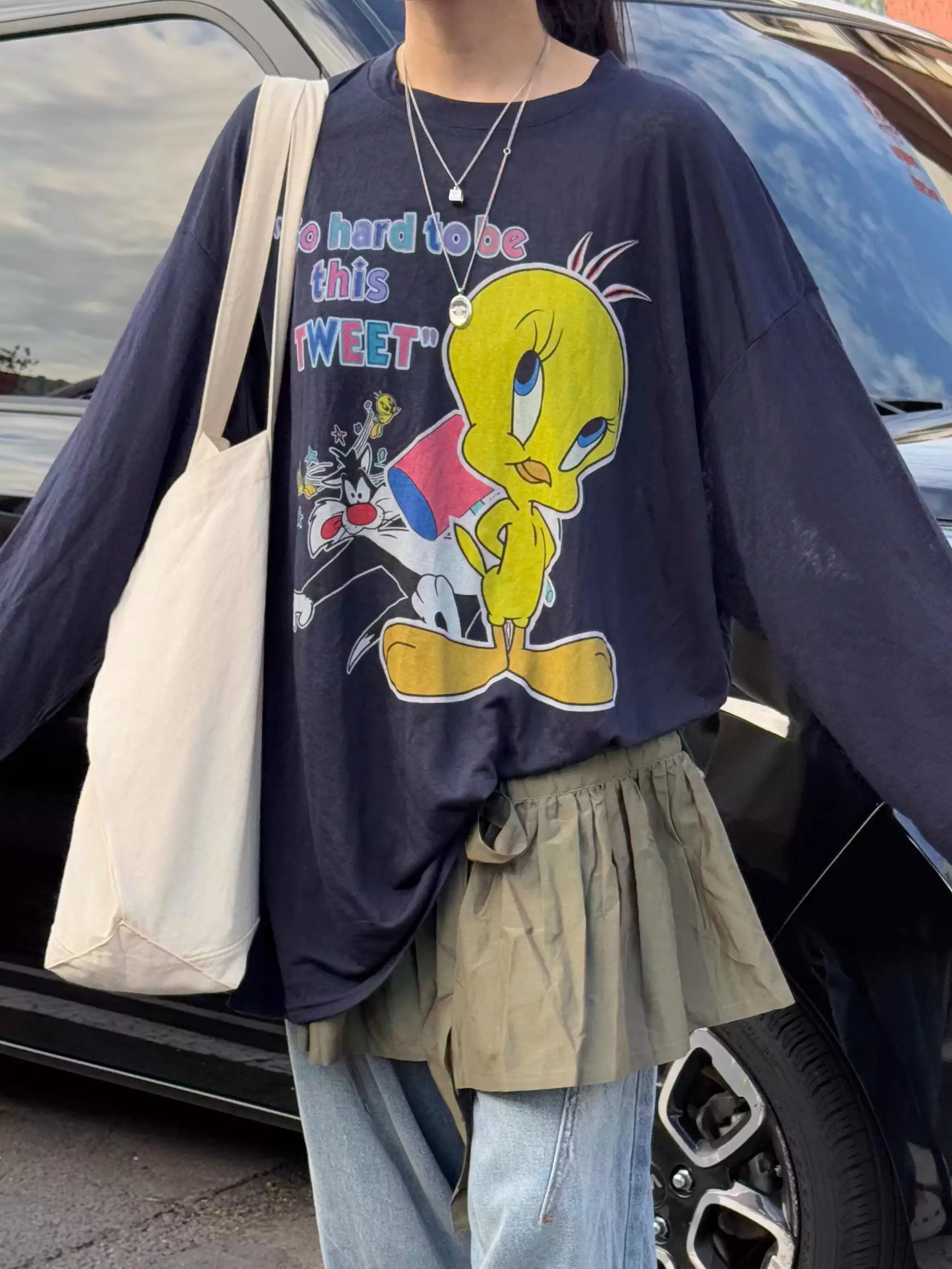 Wygodna, klasyczna koszulka damska z nadrukiem kreskówkowym, luźny krój, czysta bawełna, okrągły dekolt, uniwersalna odzież jesienna.