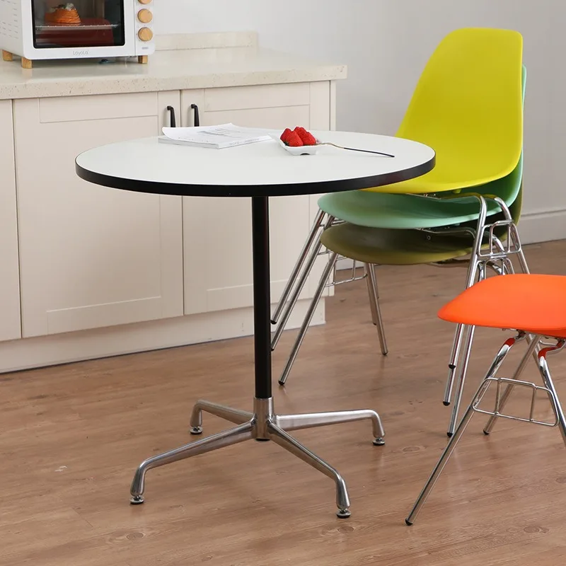 Designer-Verhandlungstisch mit kreativer Schlichtheit