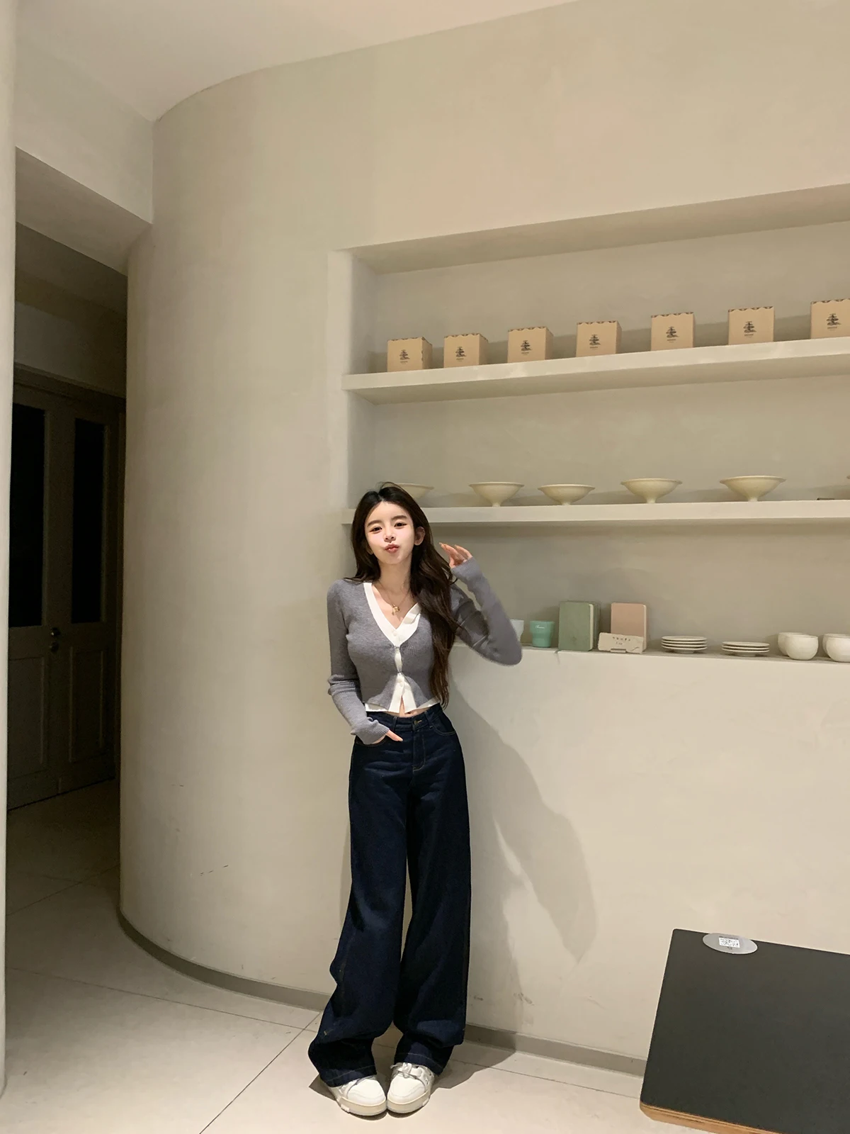 กางเกงยีนส์ทรงตรงสไตล์เรโทรสีซีดจาง แต่งด้ายเย็บสีสดใส ยี่ห้อ Chen Jin Denim รุ่นพรีเมียมสำหรับผู้หญิง