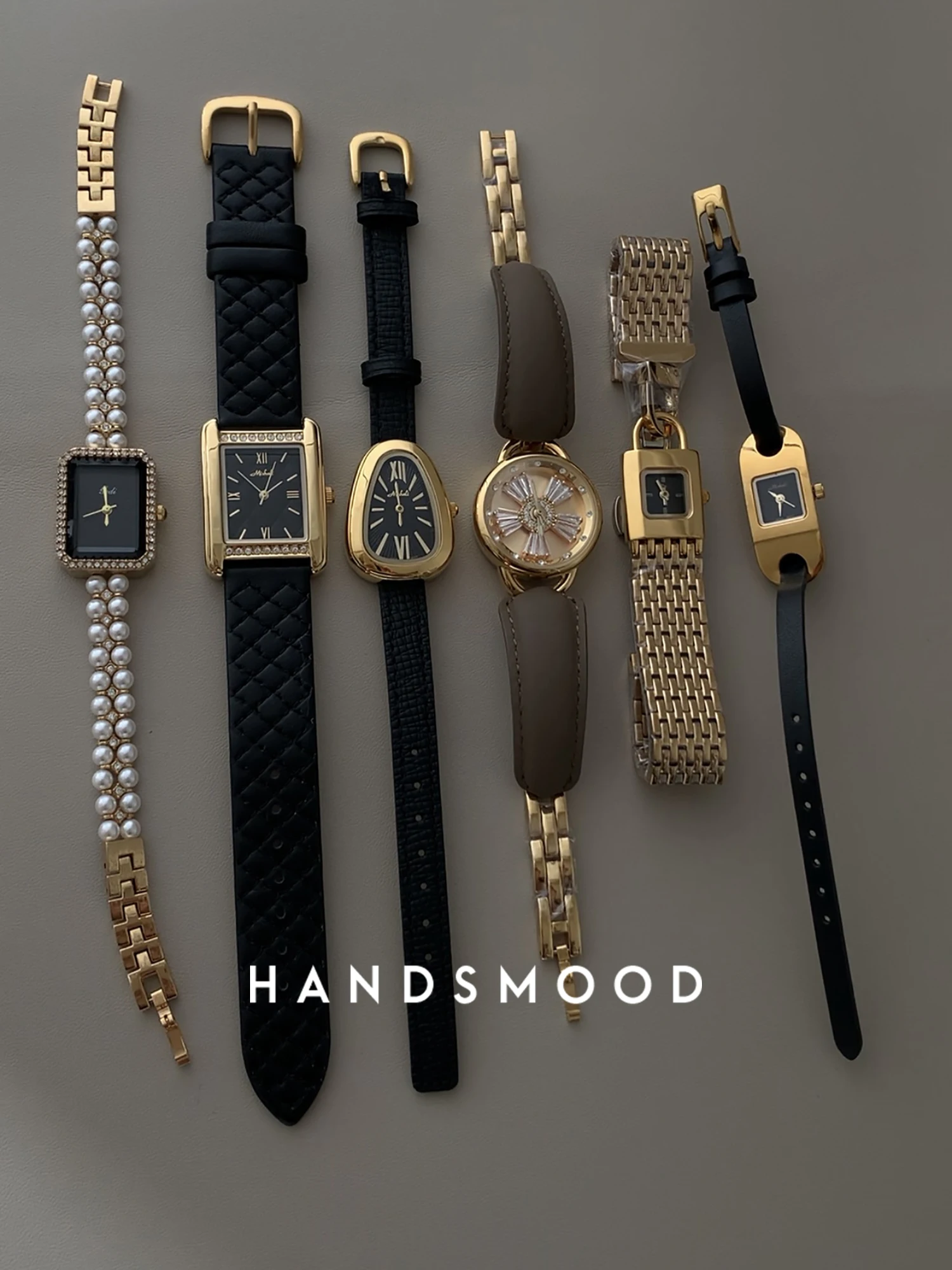 montre-pour-femme-eleganterobe-elegante-et-sophistiquee-avec-perles-noires-et-dorees-montre-pour-femme-raffinee-et-elegante-accessoire-pour-femme