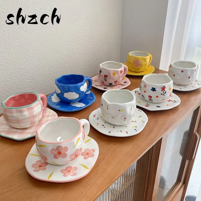 Juegodtazasdcafé con patróndflores, cafédcerámica pintado, linda chica, agua, tazadColor bajo vidriado pintada a