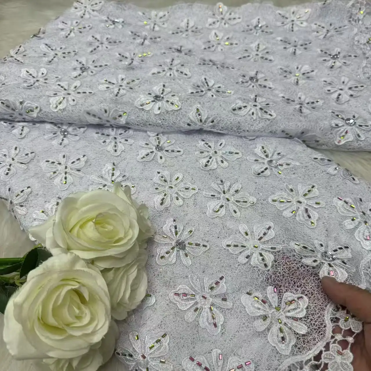 

2026 новейшая белая африканская шифоновая кружевная ткань с нигерийскими камнями, кружевная ткань с вышивкой для женщин, шитье свадебных платьев Hm245-1
