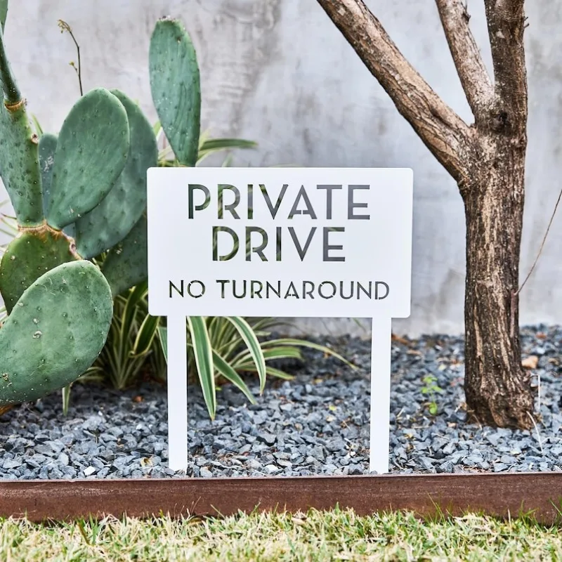 insegna-metallica-personalizzabile-elegante-segnaletica-moderna-in-acciaio-per-proprieta-residenziali-e-commerciali