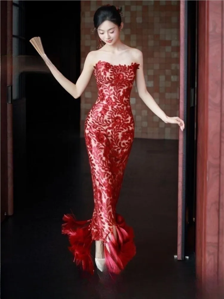 

A new red morning gown with strapless fishtail and light luxury toasting tassel dress