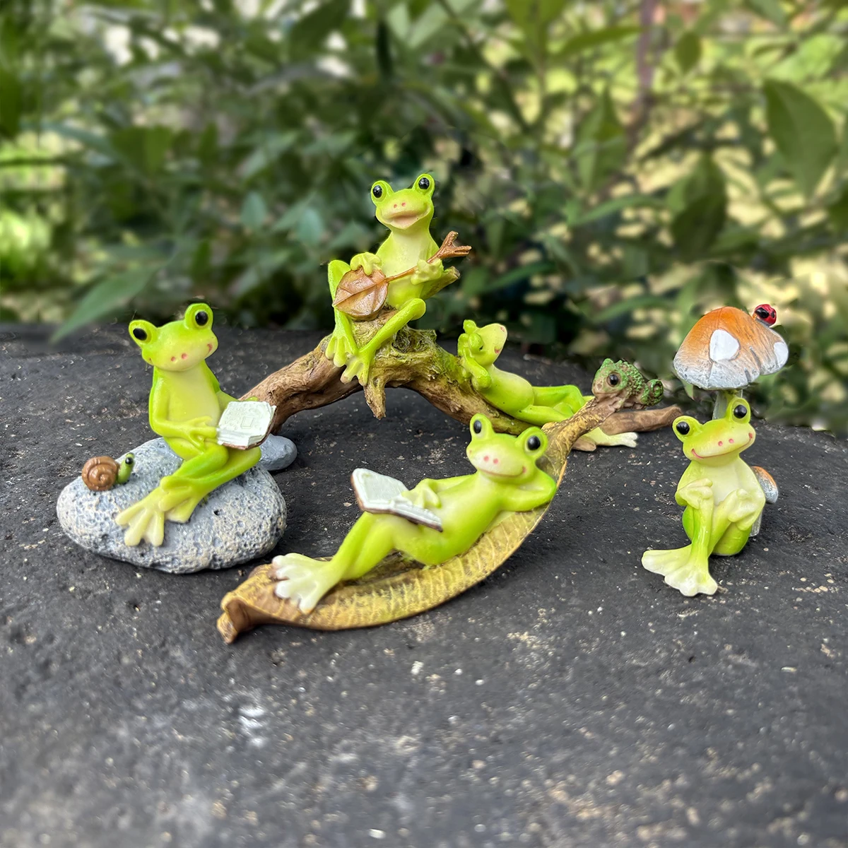 Small Frog Ornaments in Various Shapes, Resin Sculpture Garden and Patio Flower Pot Decorations, Perfect for Outdoor and Tabletop Decoration, Garden Decor.