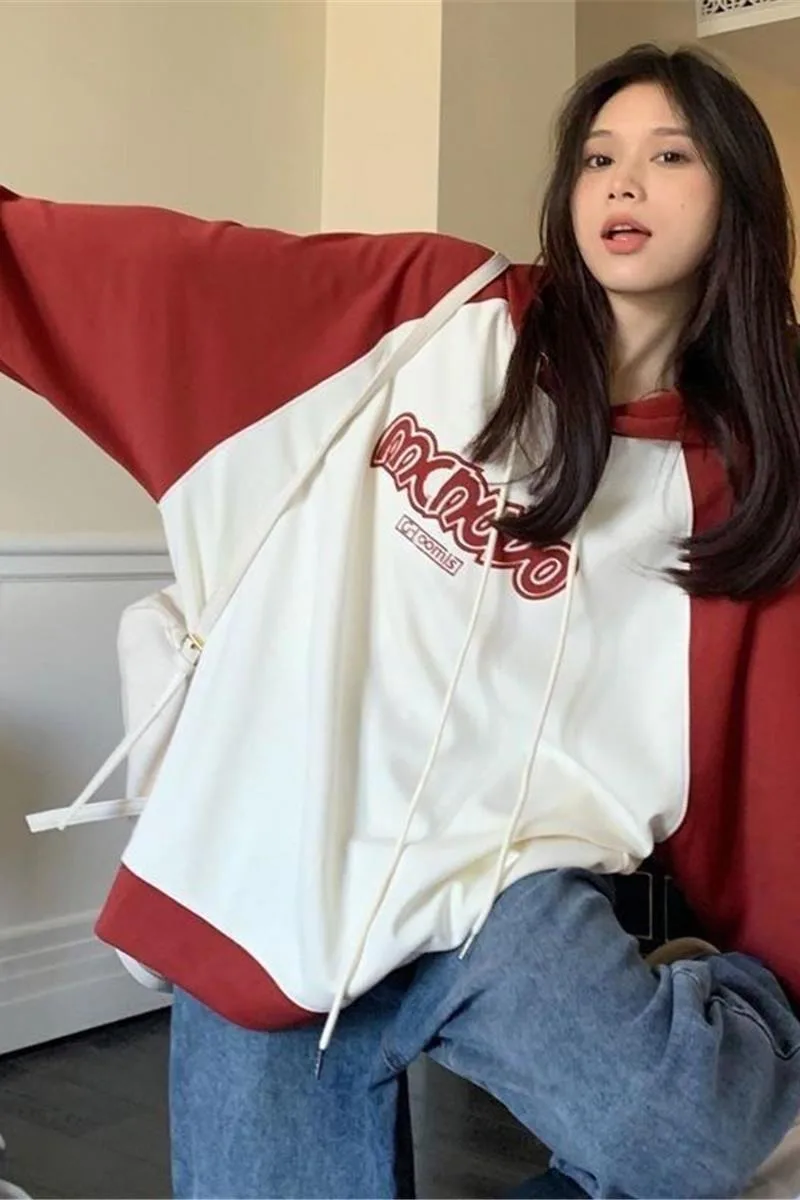 루즈하고 다재다능한, 대비되는 색상의 후드가 달린 긴 소매 젊고 활기찬 스웨트셔츠, 봄 또는 가을 여성 의류