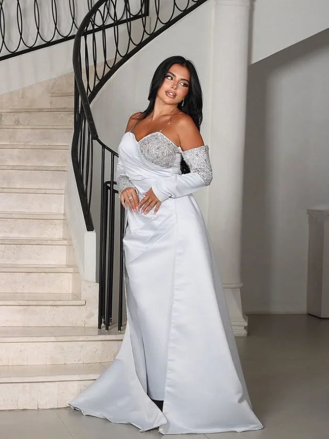 Silberne glitzernde Abendkleider mit Überrock, schulterfrei, langärmelig, Kristallperlen-Abschlussballkleid, maßgeschneidertes Jersey-Bespok