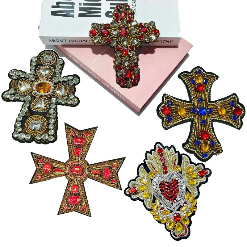 Einteiliges, schweres, mit Perlen verziertes, großes Herz-Kreuz-Patch-Abzeichen, zum Aufnähen für Kleidersäcke, Dekor