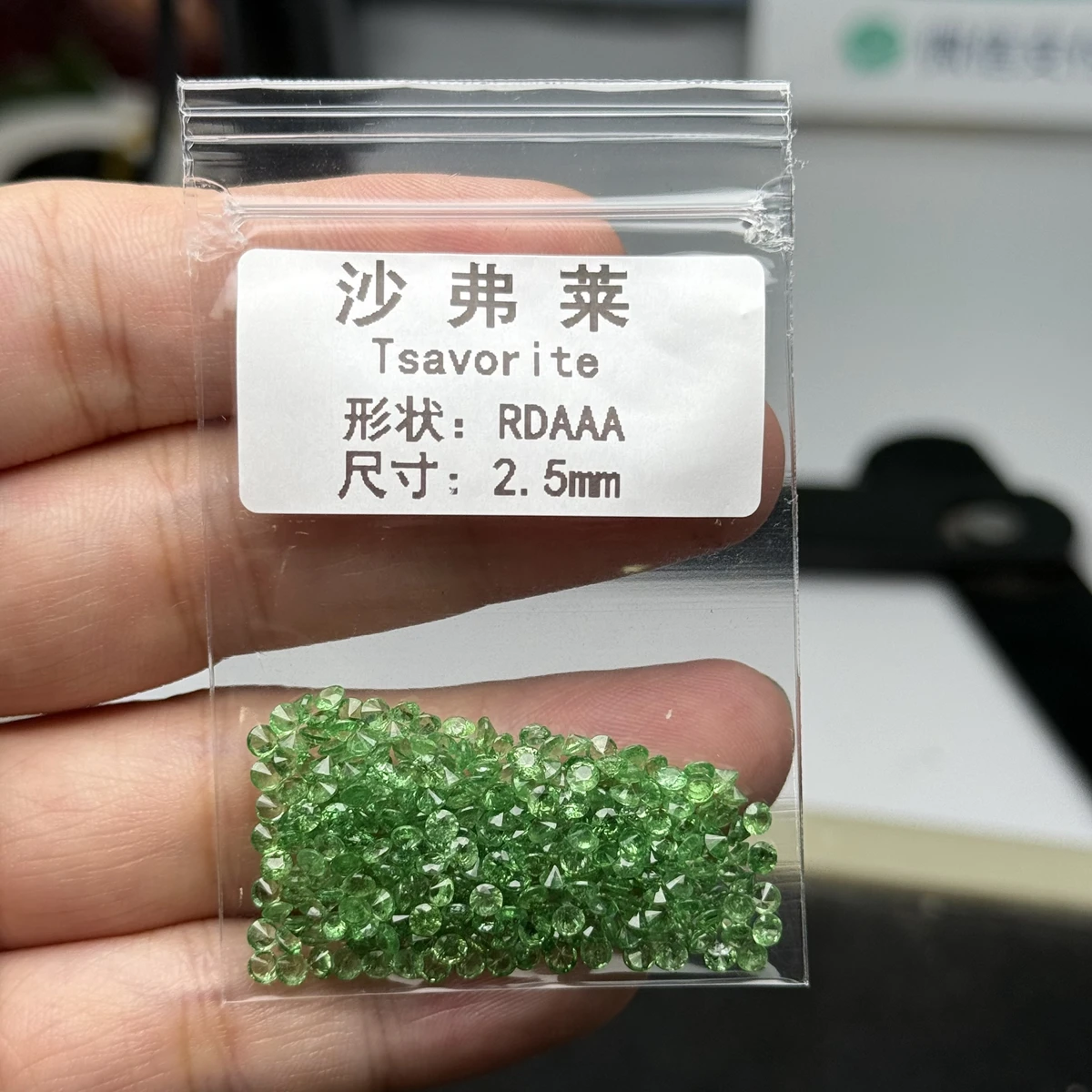 Mosangna Natural Green Tsavorite Brilliant Cut 0.8-3mm Inclusion Quality Price per Carat Gemstone
