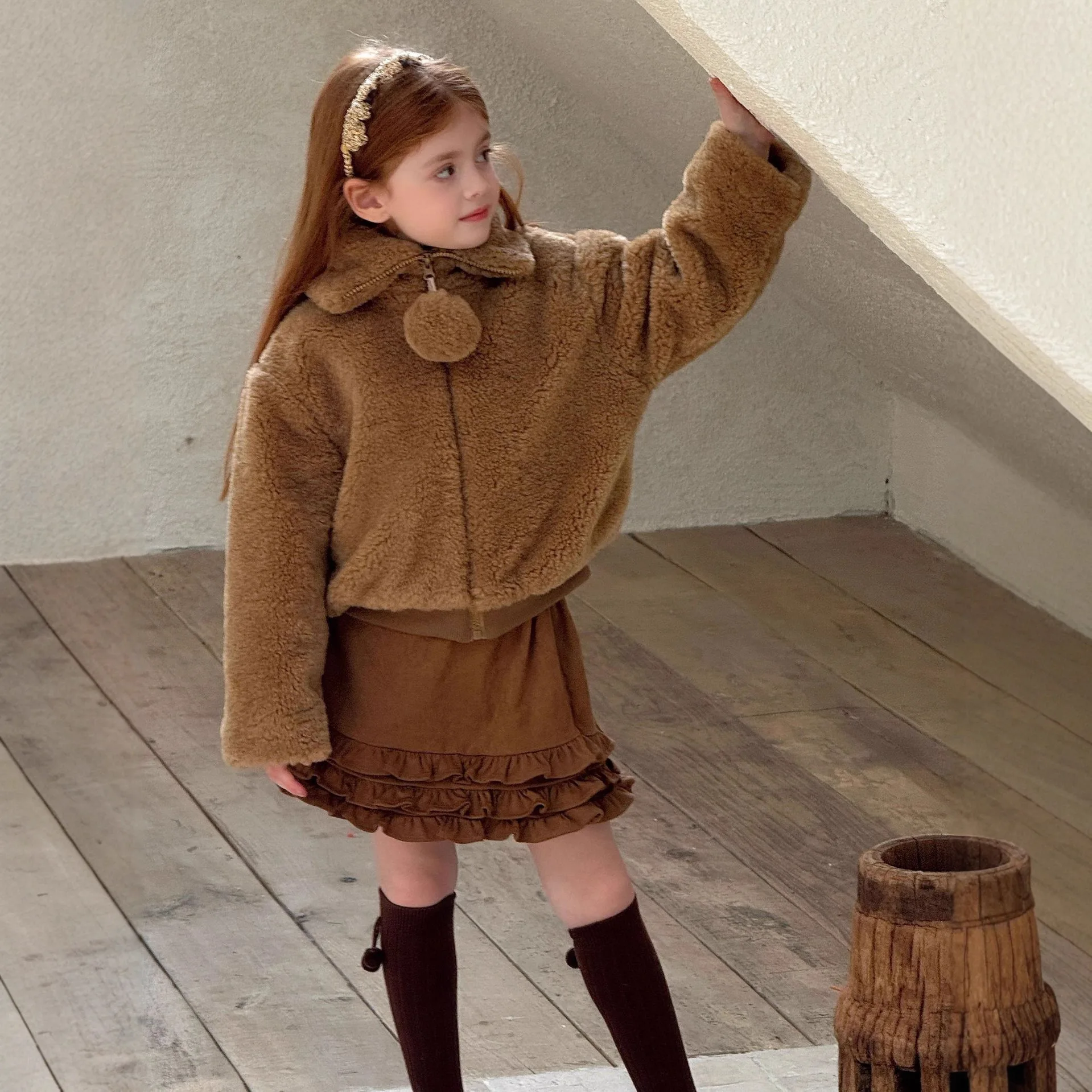 

Коричневая плюшевая куртка для девочек, осень-зима 2024, новое пальто с волосатым отложным воротником для девочек, теплая зимняя одежда для девочек