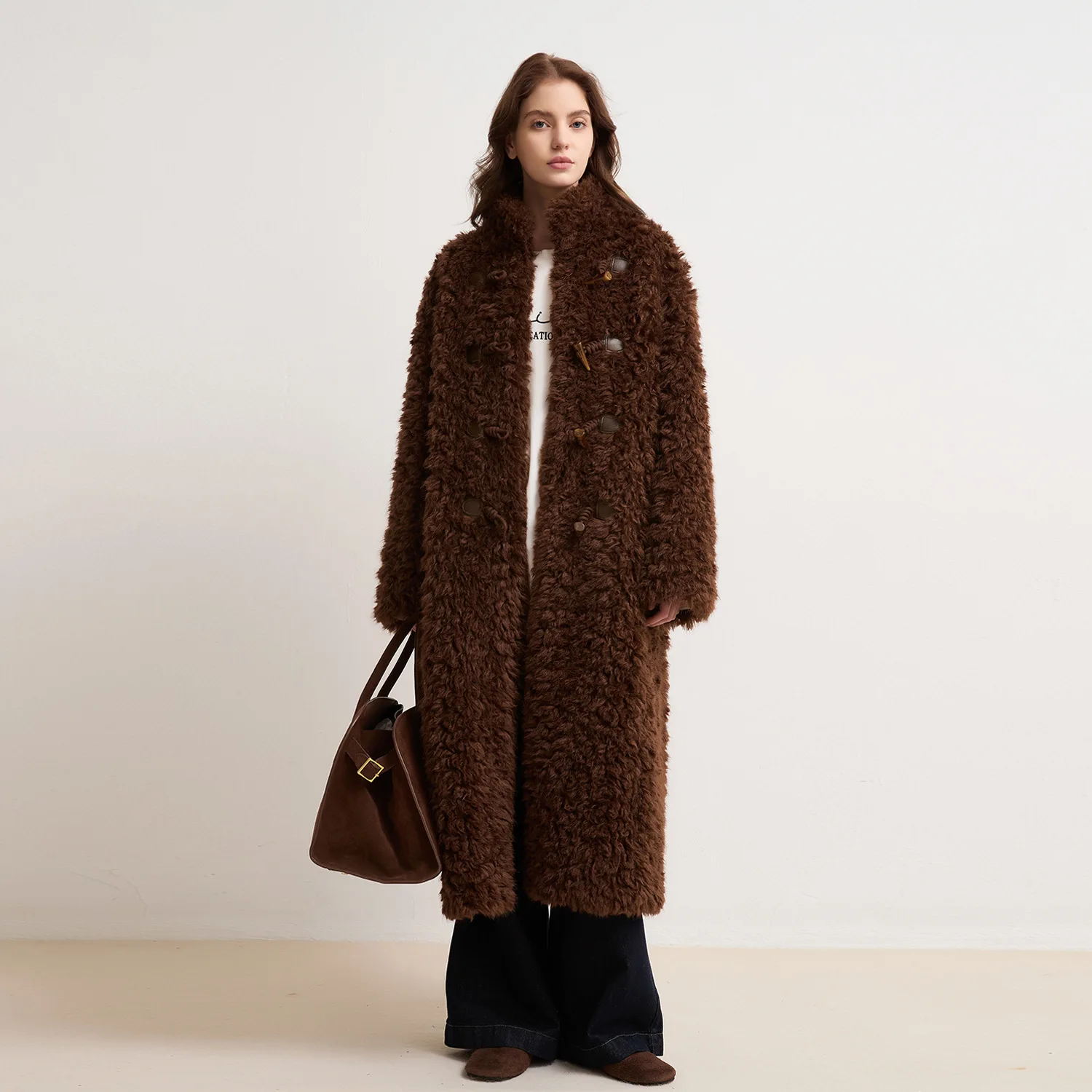 เสื้อโค้ทขนแกะสำหรับผู้หญิงที่ชอบสไตล์สบายๆ พร้อมกระดุมรูปทรงเขา ขนนุ่มฟู หนาและอบอุ่น เหมาะสำหรับฤดูใบไม้ร่วงและฤดูหนาว