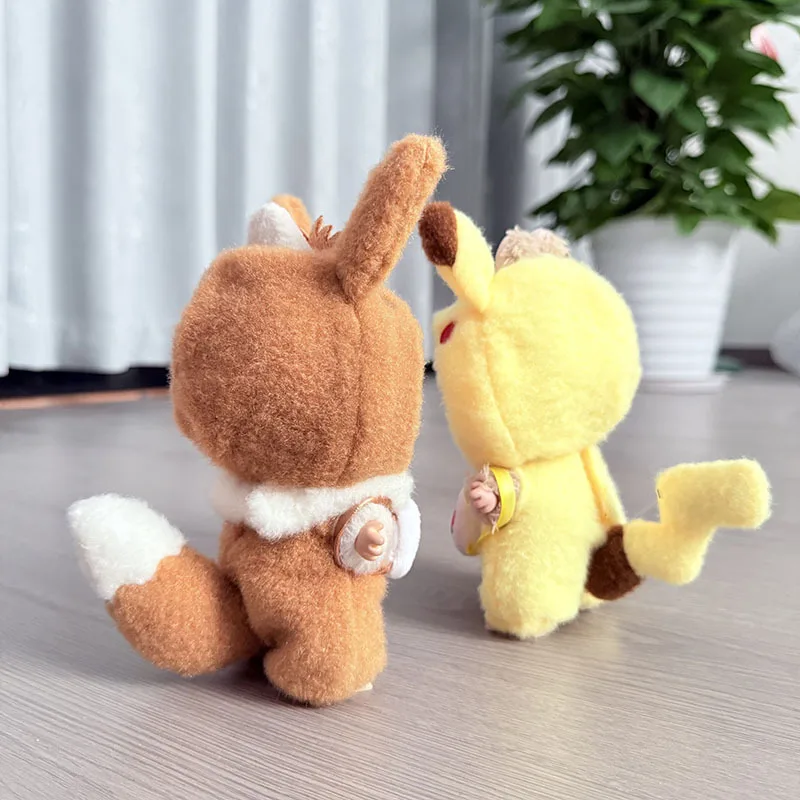 2 Stile Cartoon Labubu Kleidung Kawaii Pikachu Eevee Outfit mit Rucksack Mini Plüsch Puppe Kleidung Mode Puppe Zubehör Geschenk