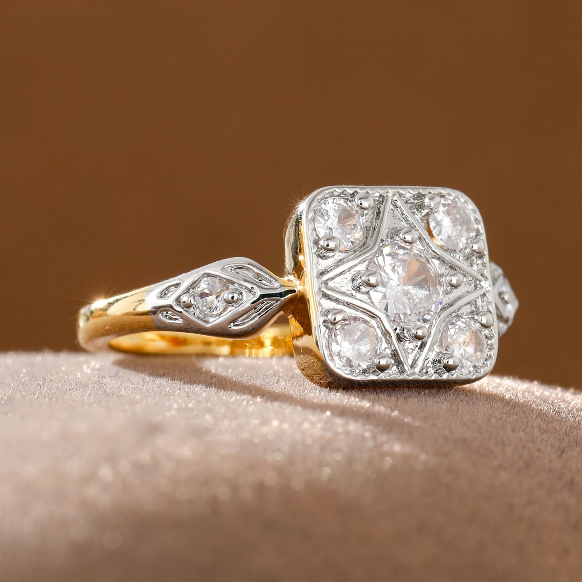 Luxuriöser, eleganter zweifarbiger quadratischer Ring mit mehreren Edelsteinen aus Kupfer für Damen, geeignet für formelle Anlässe. – Detail 2