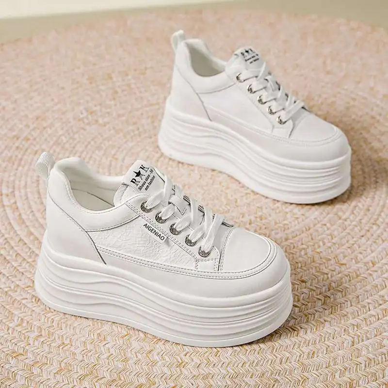 أحذية رياضية بيضاء لزيادة الارتفاع للنساء 2025 ربيعية بنعل سميك وتصميم مكتنز أحذية رياضية كاجوال مريحة ​