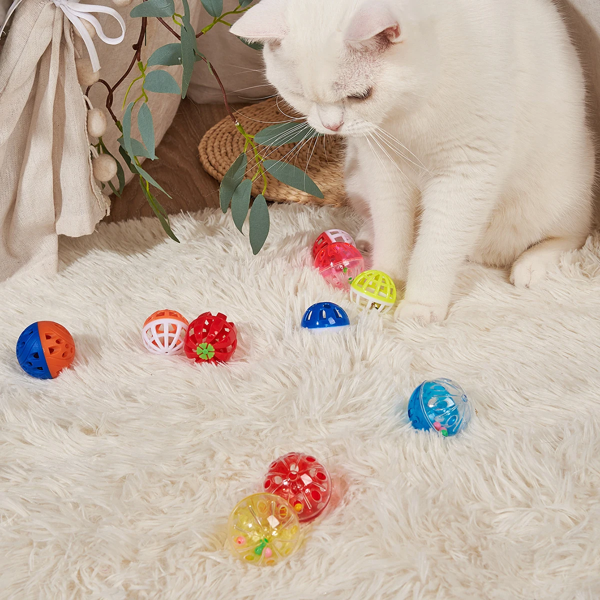 Bolas plásticas huecas con malla y sonido para gatos – antiestrés - imagen 4