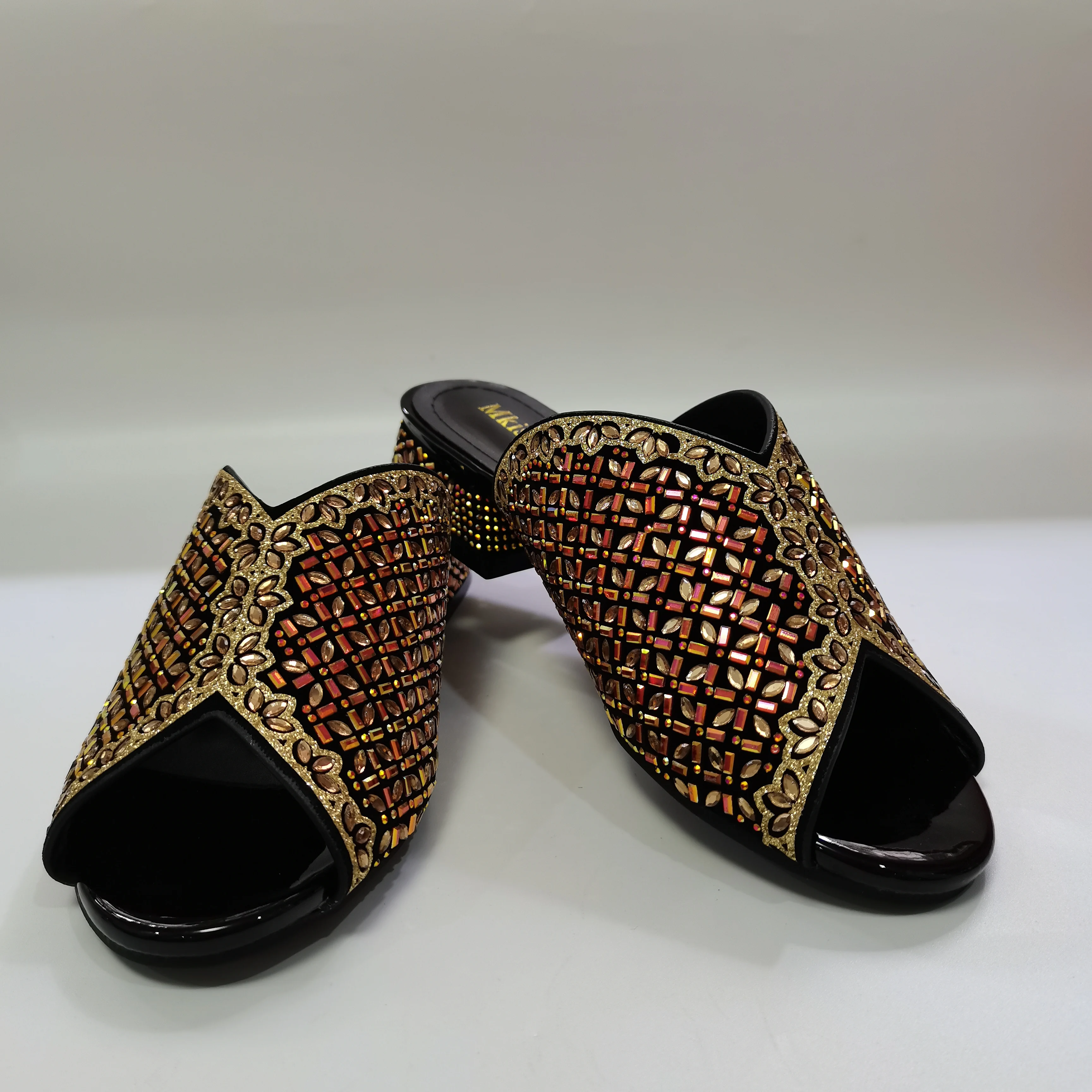 

Popular Outdoor Shoes for Woman Fashion Comfortable Party Slippers Latest Design Nigeria Rhinestones Sandals Newest 37-42