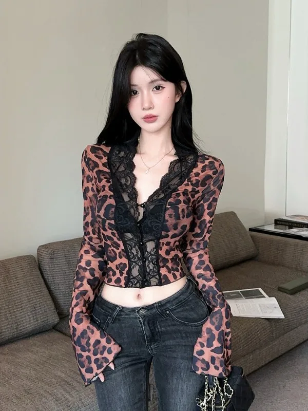 

Сексуальная женская модная базовая блузка с леопардовым принтом, кружевными рукавами-колокол, V-образным вырезом, прозрачная, облегающая, Nicole Rose