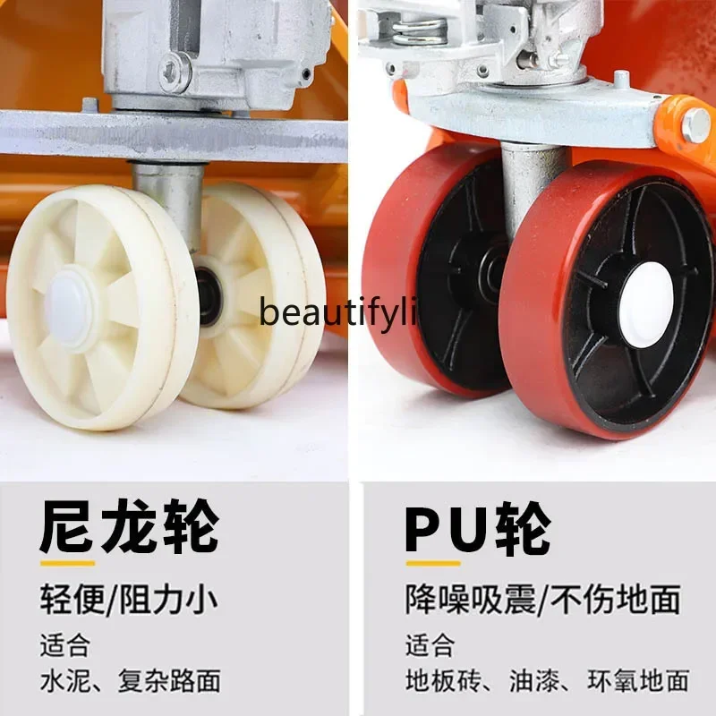 Un carrello elevatore manuale, un camion idraulico per bovini a terra, un piccolo rimorchio a spinta manuale