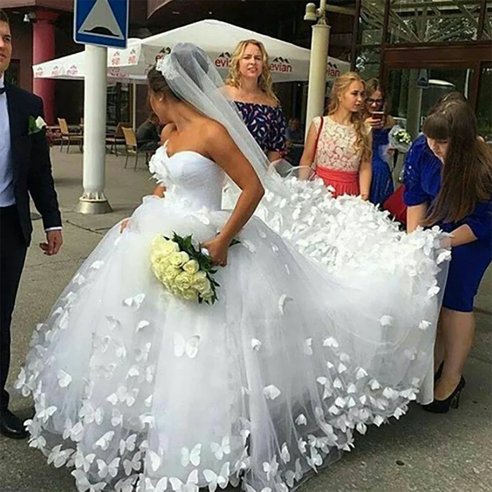 Nuovi eleganti abiti da sposa bianchi con scollo a cuore e farfalla 2025, lunghezza del pavimento, strascico di corte, tulle, cerniera, abiti da sposa per le donne