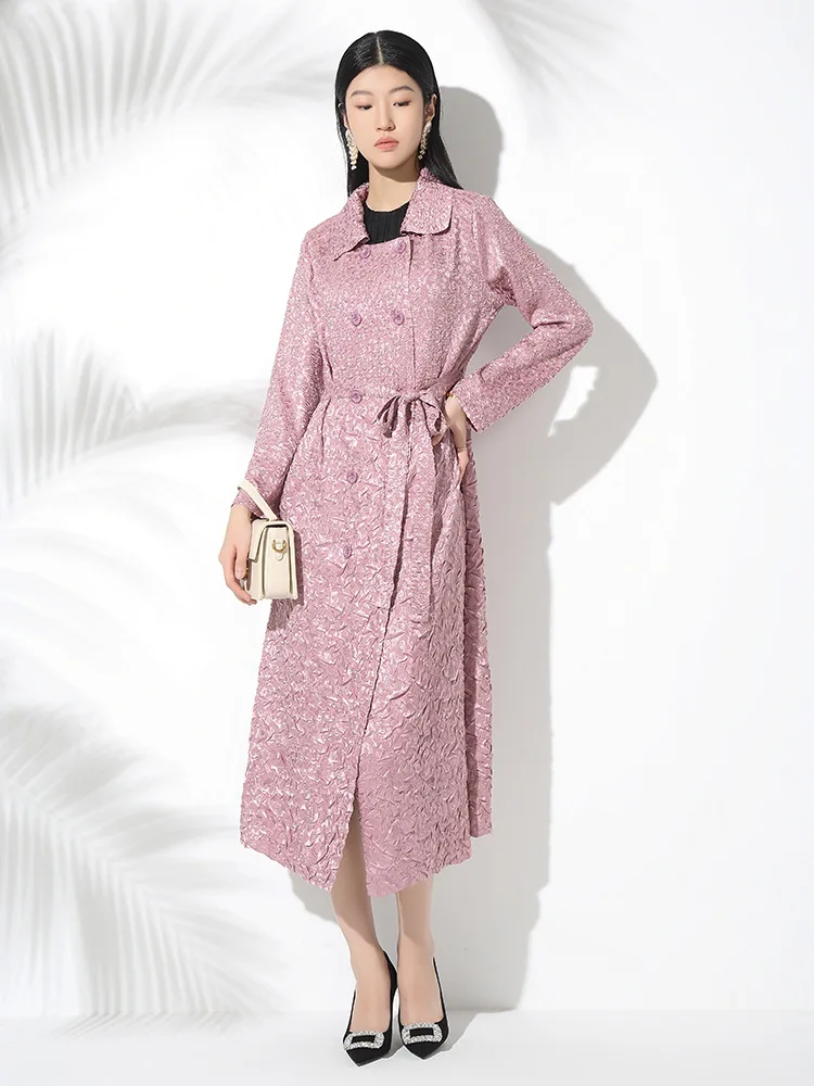 Hochwertige, plissierte Revers-Windjacke mit zweireihiger Schnalle und Bindung an der Taille, stilvolle Pendler-Herbst-Mittellänge im neuen Stil [ 20240907 ]